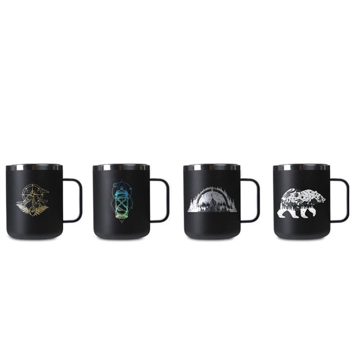 Fanacht inslithe i bhfolús mug caife te fuaraigh